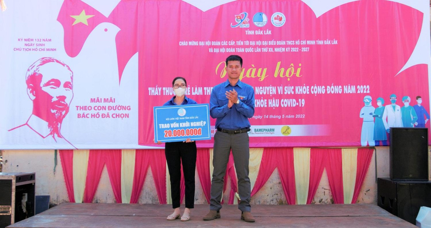 Anh Y Lê Pas Tơr, Phó Bí thư thường trực Tỉnh Đoàn, chủ tịch Hội LHTN tỉnh trao vốn khởi nghiệp Anh Y Lê Pas Tơr, Phó Bí thư thường trực Tỉnh Đoàn, chủ tịch Hội LHTN tỉnh trao vốn khởi nghiệp