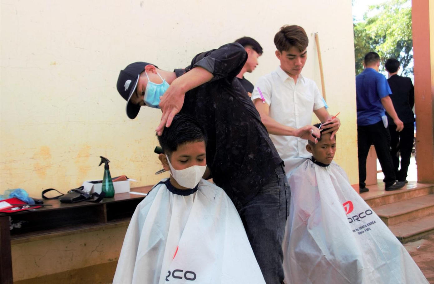 Tình nguyện viên cắt tóc miễn phí cho trẻ em, người dân Tình nguyện viên cắt tóc miễn phí cho trẻ em, người dân