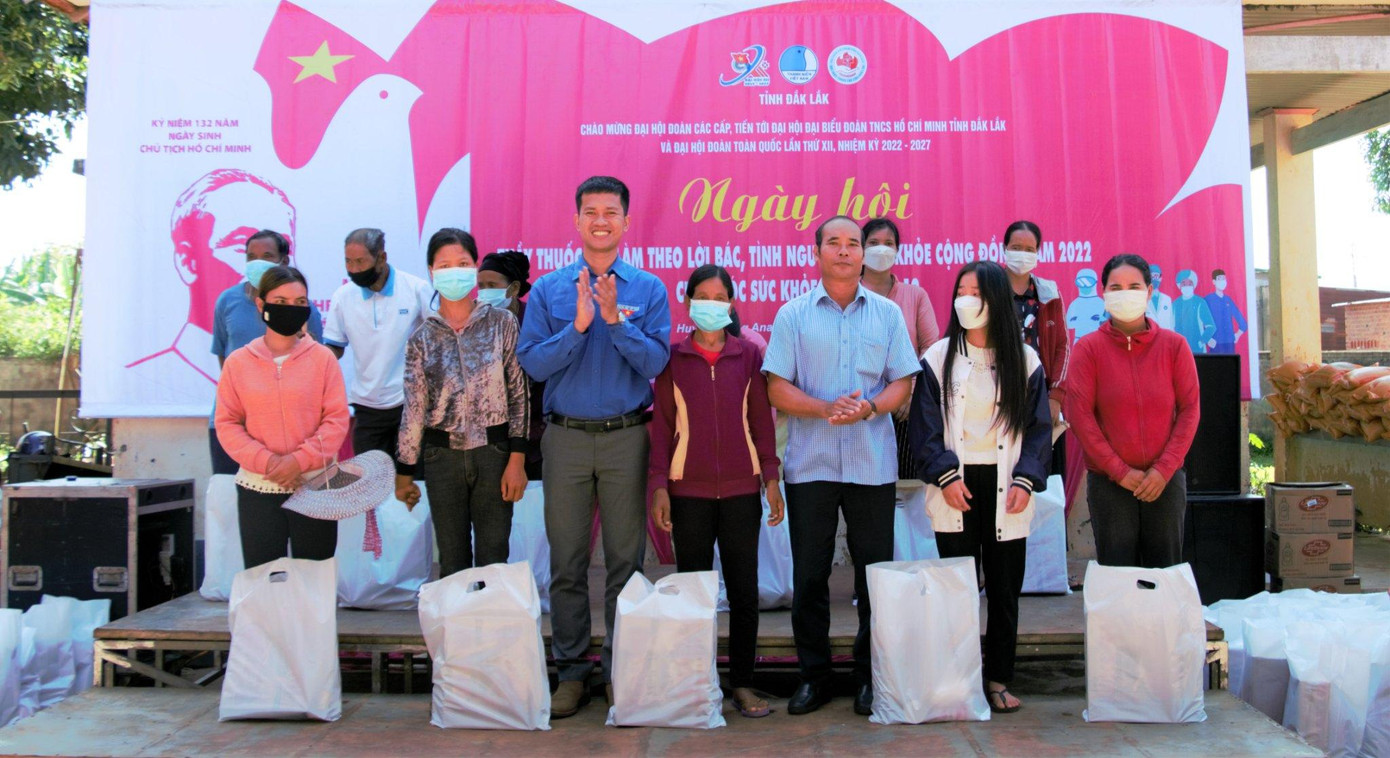 Những gia đình khó khăn nhận quà tại ngày hội Những gia đình khó khăn nhận quà tại ngày hội