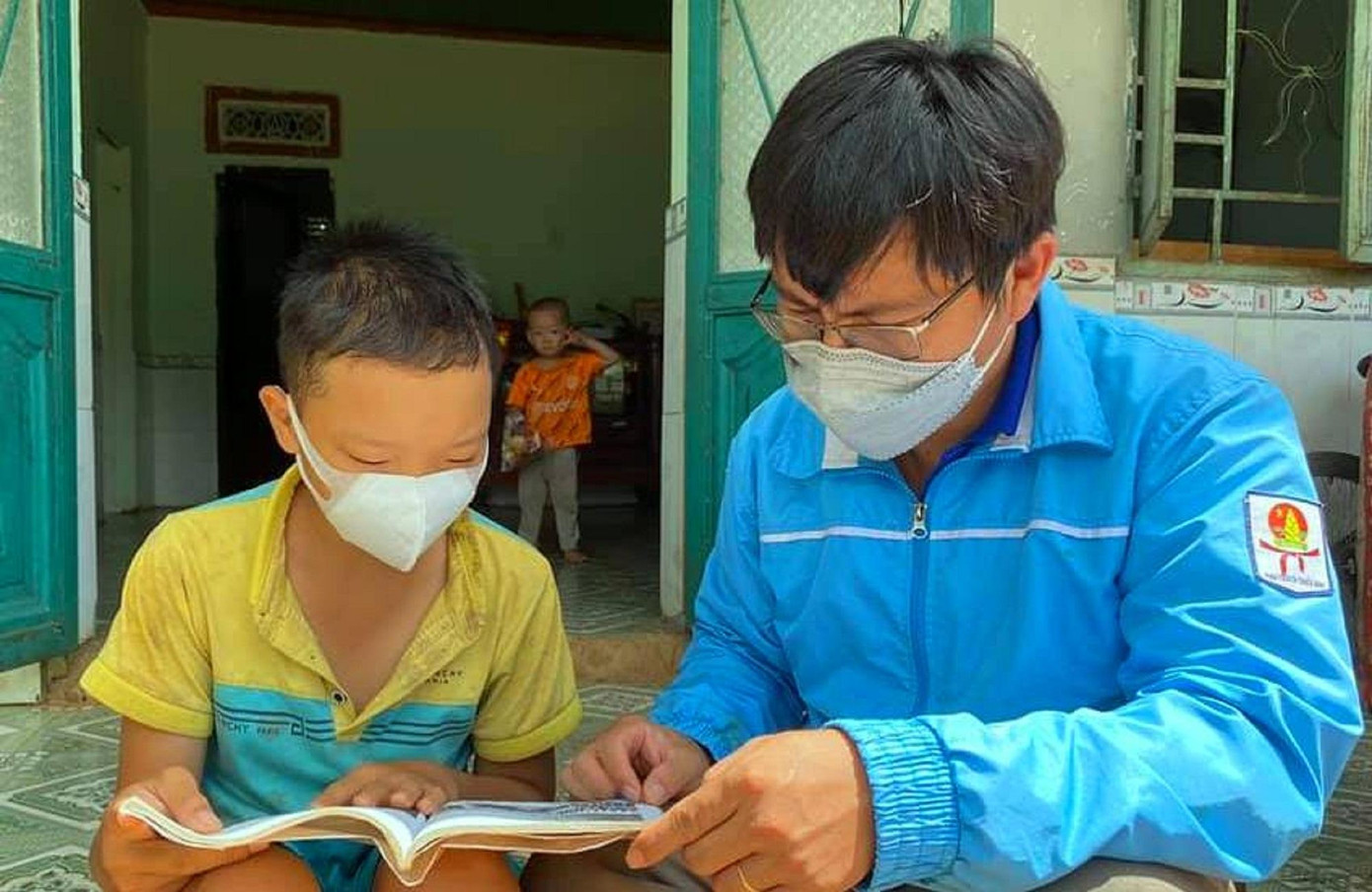 Sau giờ học online, thầy cô đến nhà hướng dẫn học sinh làm bài Sau giờ học online, thầy cô đến nhà hướng dẫn học sinh làm bài