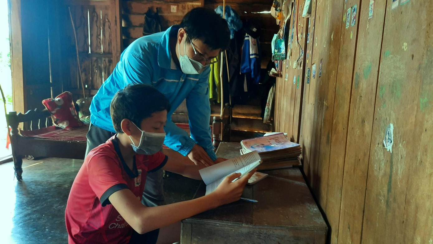 Thầy Chuyền động viên học sinh Lê Viết Thắng (lớp 8A) học tập Thầy Chuyền động viên học sinh Lê Viết Thắng (lớp 8A) học tập