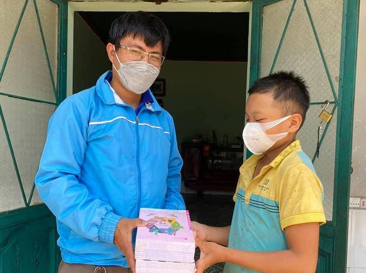 Câu lạc bộ tổng phụ trách đội huyện tặng vở cho học sinh khó khăn Câu lạc bộ tổng phụ trách đội huyện tặng vở cho học sinh khó khăn