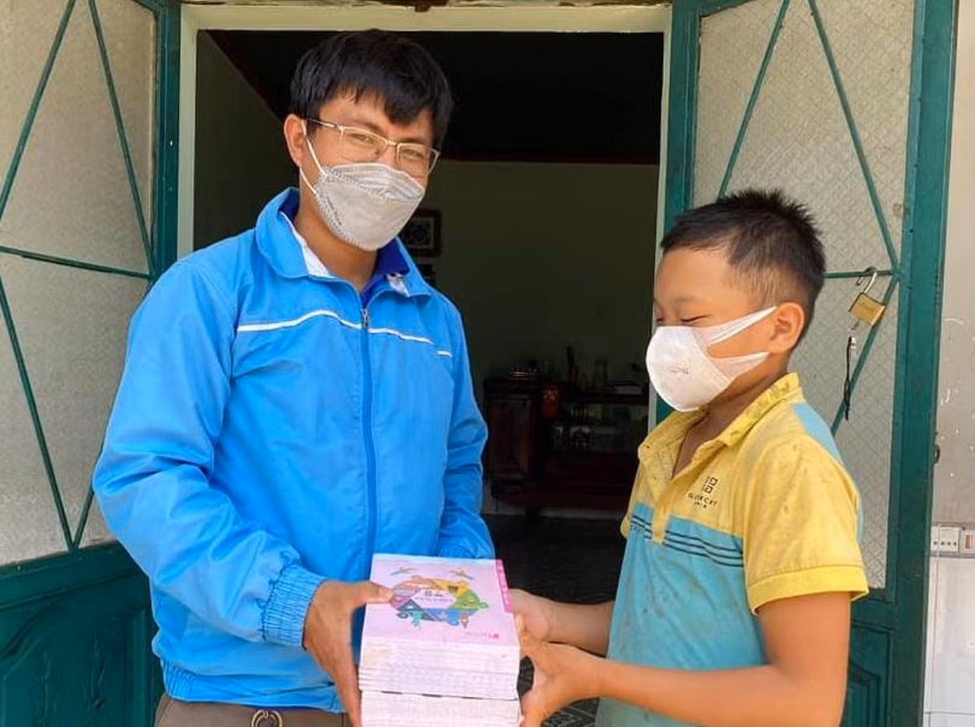 Câu lạc bộ tổng phụ trách đội huyện tặng vở cho học sinh khó khăn Câu lạc bộ tổng phụ trách đội huyện tặng vở cho học sinh khó khăn