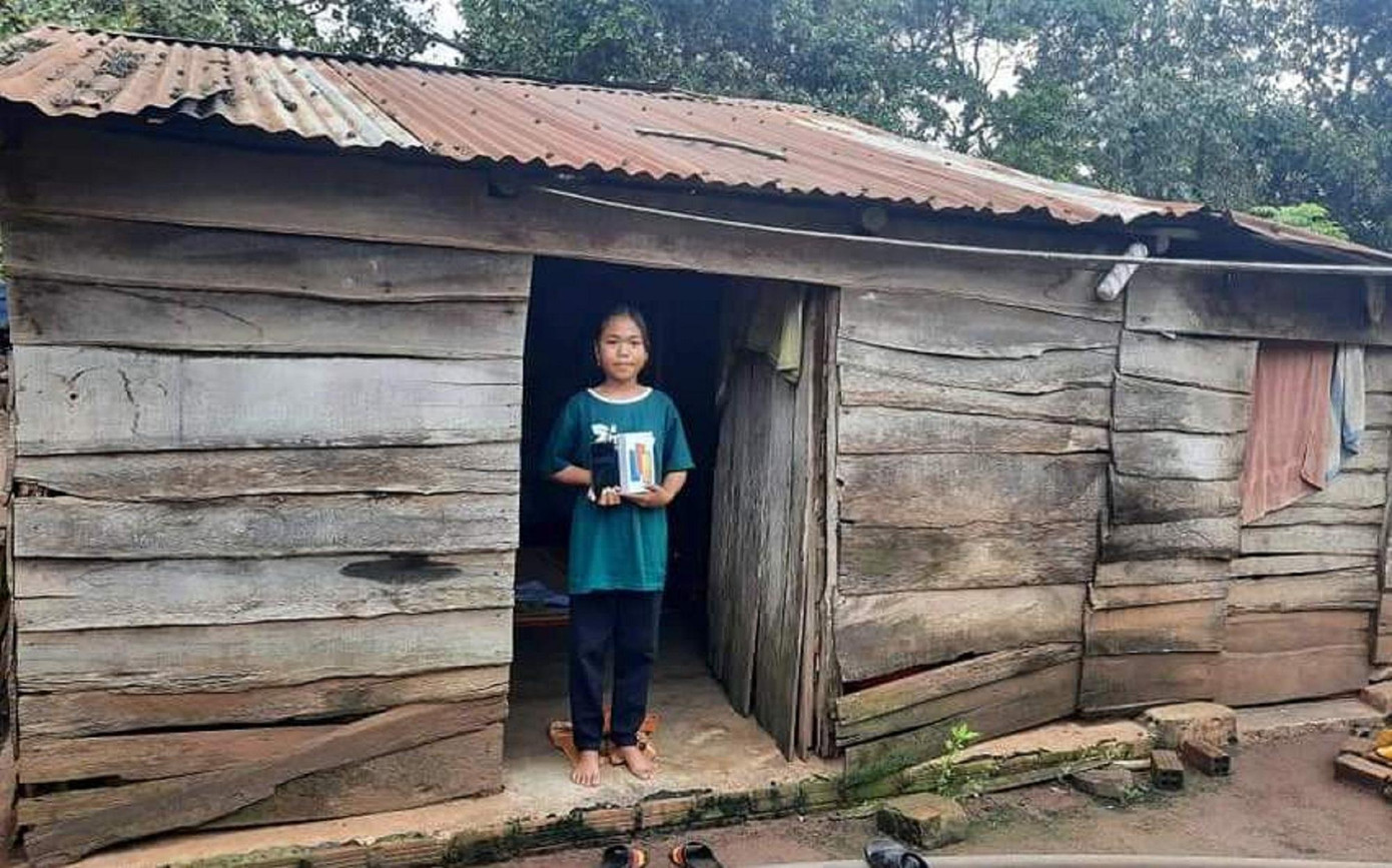 Em H'Mit Knul vui khi được tặng điện thoại Em H'Mit Knul vui khi được tặng điện thoại