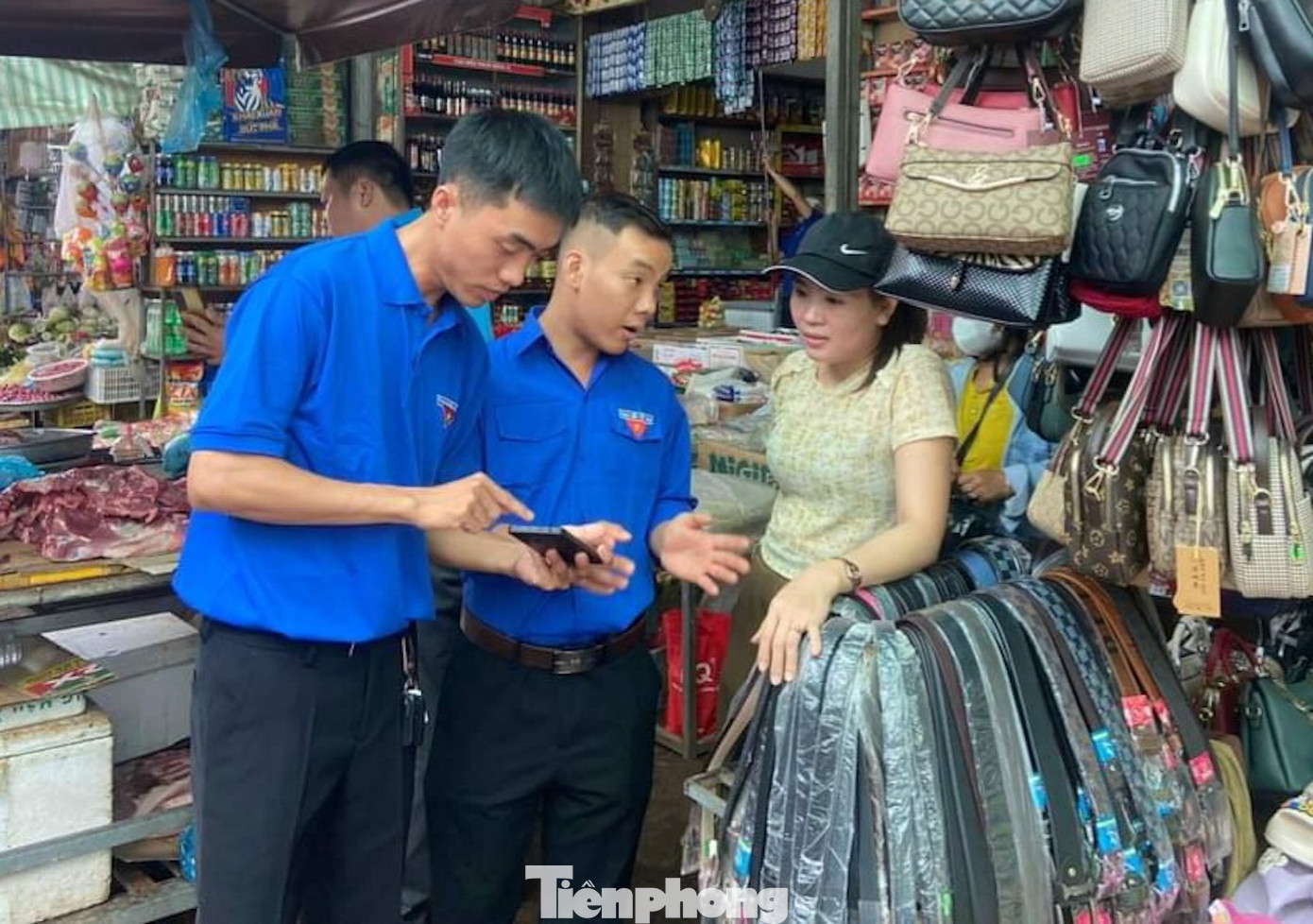 Đoàn thanh niên đi đến từng hộ dân hỗ trợ cài đặt và sử dụng các ứng dụng