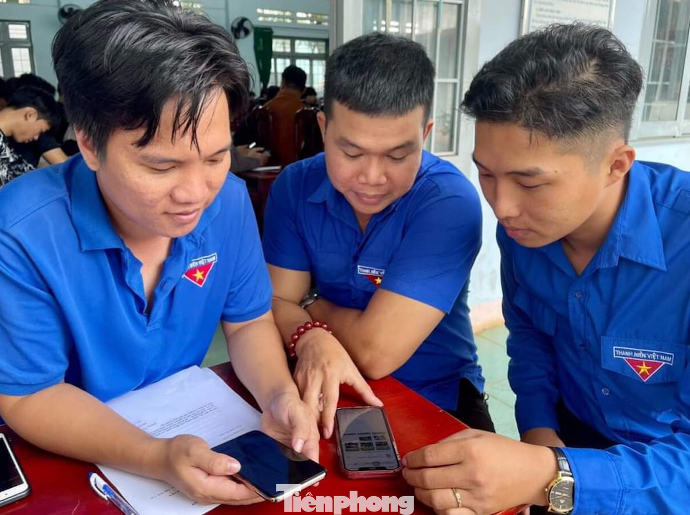 Đoàn viên thanh niên cài đặt ứng dụng 'Thông tin huyện Cư M'gar'