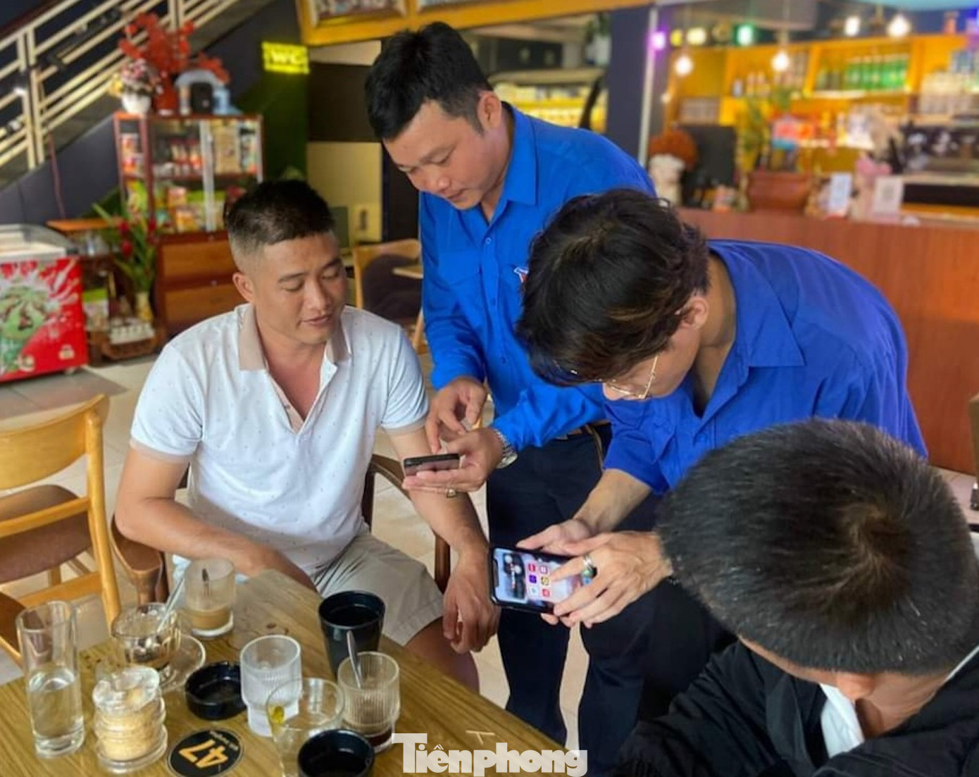 Đoàn thanh niên thị trấn Quảng Phú tuyên truyền cho người dân về chuyển đổi số