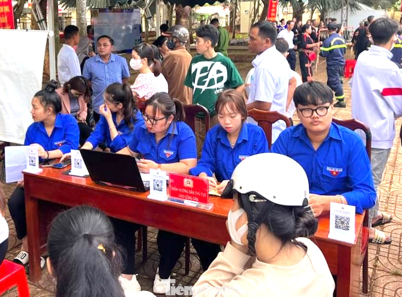 Người dân được hỗ trợ cài đặt định danh điện tử.