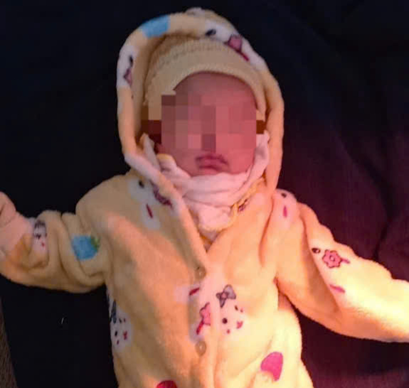 Cháu bé hơn 1 tháng tuổi bị bỏ rơi bên đường