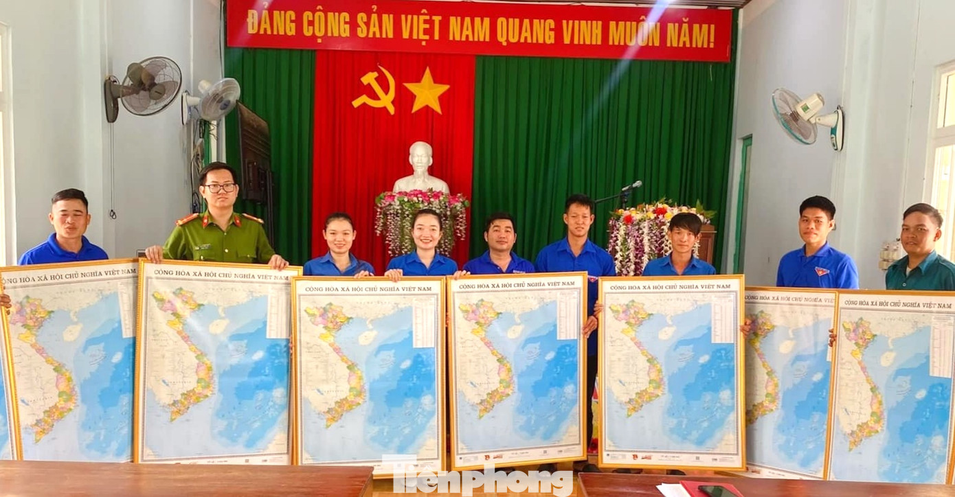 Đoàn xã Ia Jlơi trao tặng 10 tấm bản đồ "Tự hào một dải non sông"