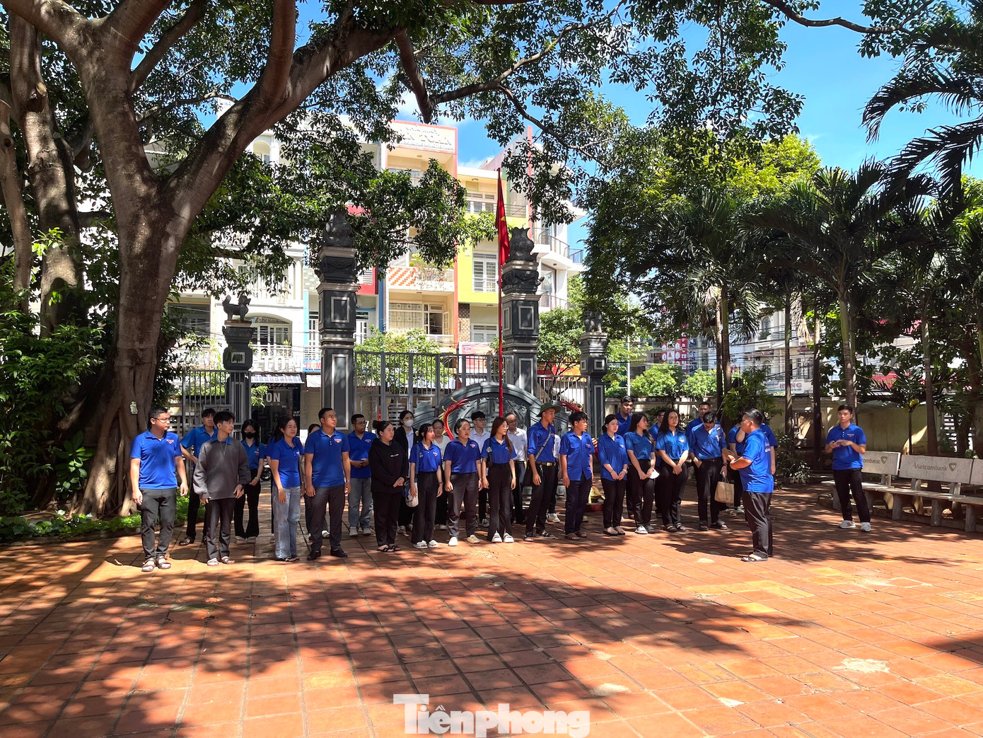 Đoàn viên, thanh niên nghe giới thiệu lịch sử hình thành của Đình Lạc Giao Đoàn viên, thanh niên nghe giới thiệu lịch sử hình thành của Đình Lạc Giao