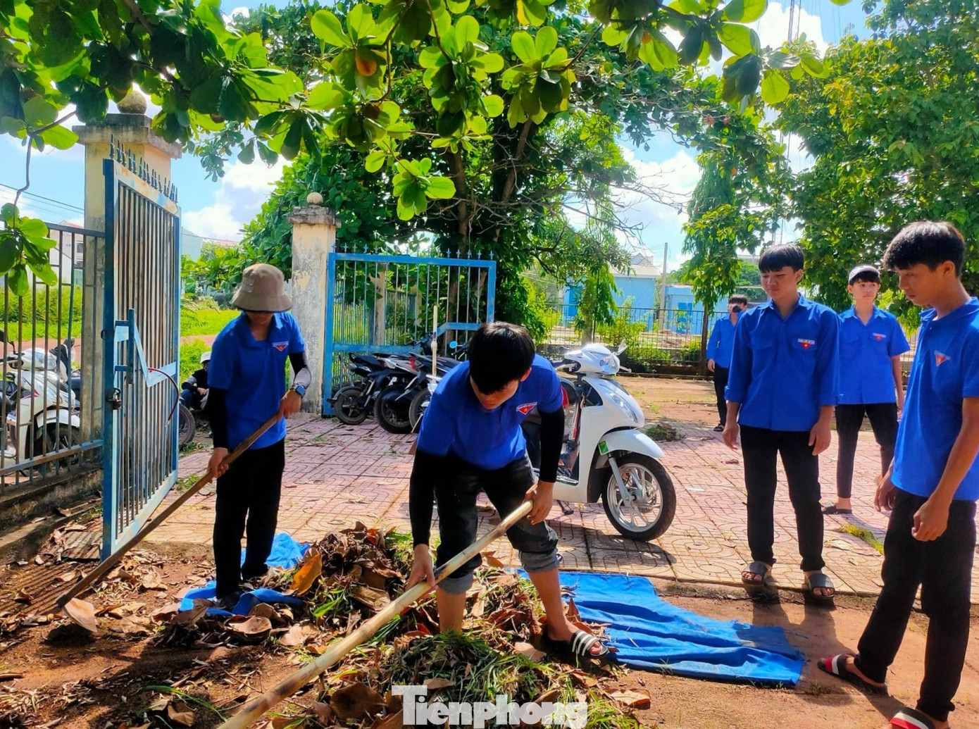 Đoàn xã Ea Rốk ra quân dọn dẹp vệ sinh đài tưởng niệm, chăm sóc dàn cây và trồng mới 50 cây Sao đen, cây phượng khu vực quy hoạch hoa viên của xã .