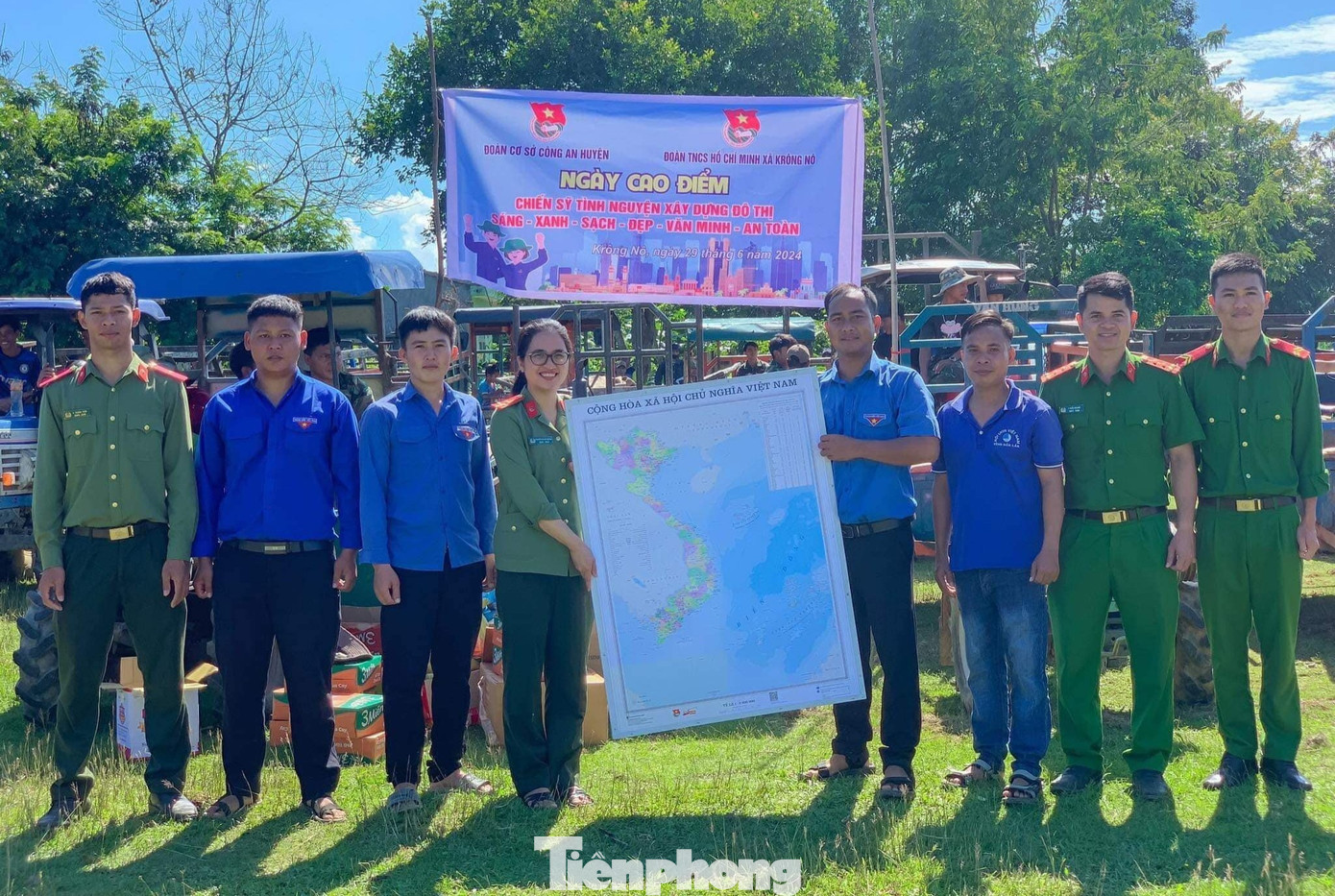 Đoàn xã Krông Nô phối hợp với đoàn cơ sở công an huyện tổ chức dán phản quang cho 120 xe máy cày, tặng 20 suất quà, trao tặng 1 tấm bản đồ cho chi đoàn buôn.