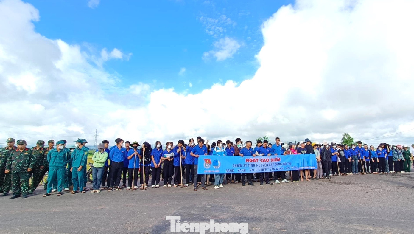 Gần 300 đoàn viên, thanh niên huyện Ea Súp tham gia ngày cao điểm chiến sĩ tình nguyện vì văn minh đô thị năm 2024