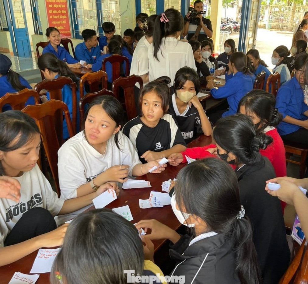 Tổ chức tuyên truyền phòng, chống dịch sốt xuất huyết; tuyên truyền, phổ biến pháp luật cho người dân và đoàn viên thanh thiếu nhi; tổ chức hoạt động ngoại khóa tuyên truyền cho các bạn đoàn viên thanh niên về lối sống văn minh, cách ứng xử văn hóa, hướng dẫn kỹ năng thuyết trình, tổ chức trò chơi, sinh hoạt tập thể.