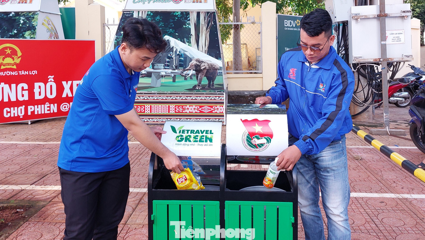 Các đội hình tình nguyện đoàn cơ sở xã, phường tham gia tuyên truyền, phổ biến các quy định pháp luật nhằm nâng cao nhận thức về phân loại rác tại nguồn; công tác thu gom,vận chuyển, xử lý chất thải rắn sinh hoạt sau phân loại....