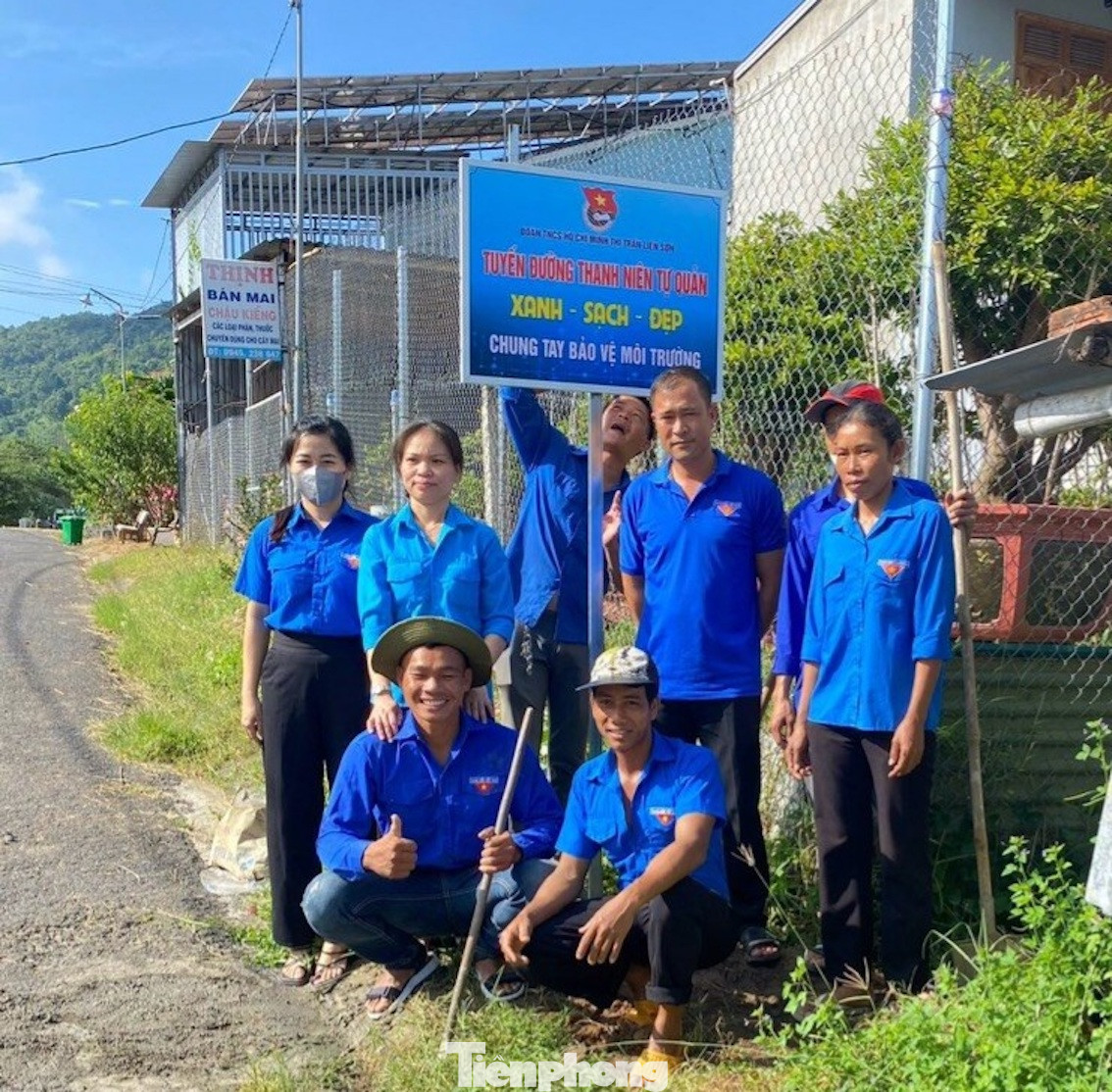 Hơn 150 đoàn viên, thanh niên các cơ sở đoàn tổ chức dọn vệ sinh, chăm sóc hàng cây bằng lăng tím, hoa giấy, hoàng yến…với chiều dài trên 30 km.