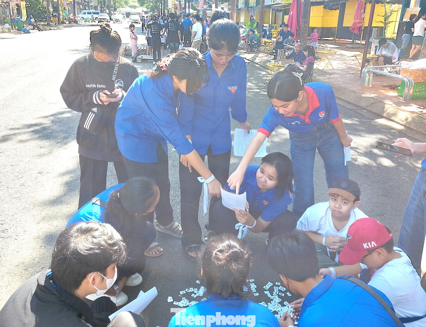 Đoàn viên thanh niên tham gia trò chơi "Đoán xem tôi là ai" Đoàn viên thanh niên tham gia trò chơi "Đoán xem tôi là ai"