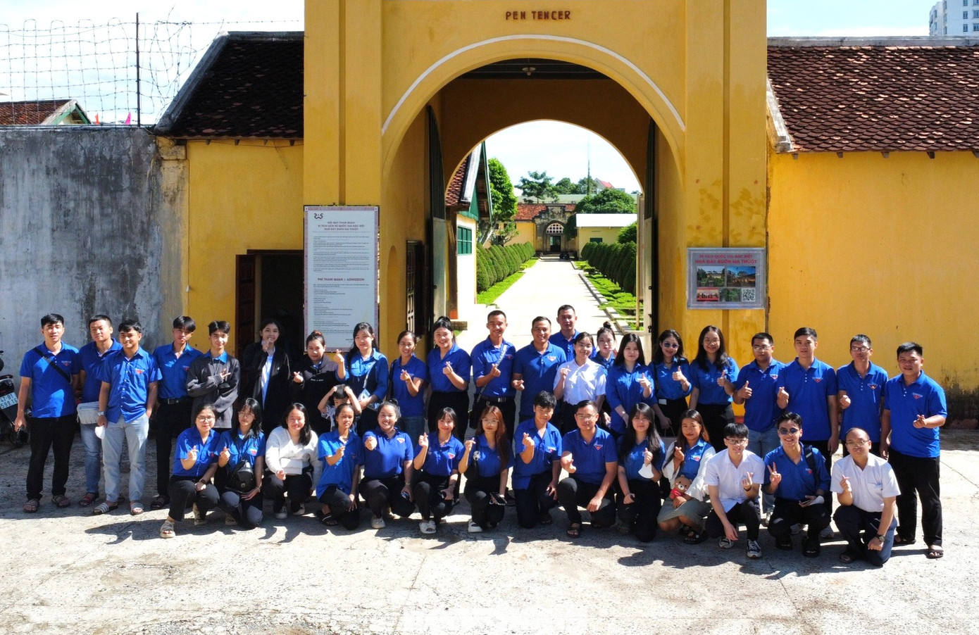 Đội hình số một tuyên truyền giới thiệu đoàn viên thanh niên về các di tích, công trình văn hóa trọng điểm Đội hình số một tuyên truyền giới thiệu đoàn viên thanh niên về các di tích, công trình văn hóa trọng điểm