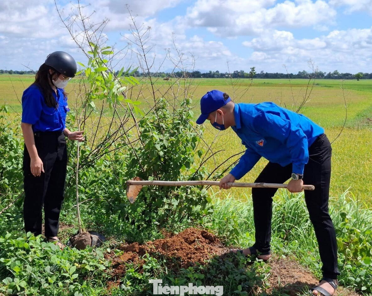 Huyện đoàn phối hợp tổ chức trồng mới 1.100 cây xà cừ và dọn vệ sinh ở 3 tuyến đường liên xã, trao tặng công trình "Tuyến đường thanh niên sáng - xanh - sạch đẹp". Đoàn thị trấn tổ chức tuyên truyền pháp luật về phòng chống ma túy cho các bạn thiếu nhi, đoàn viên, thanh niên.