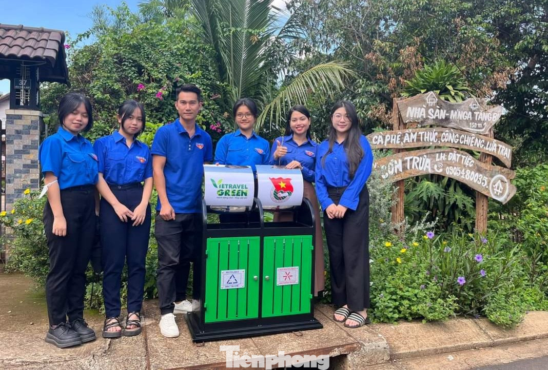 Đoàn viên thanh niên lắp đặt 12 thùng rác có màu sắc khác nhau, dán nhãn loại rác cần phân loại tại các công viên, khu vực công cộng, các điểm vui chơi tập trung đông người.