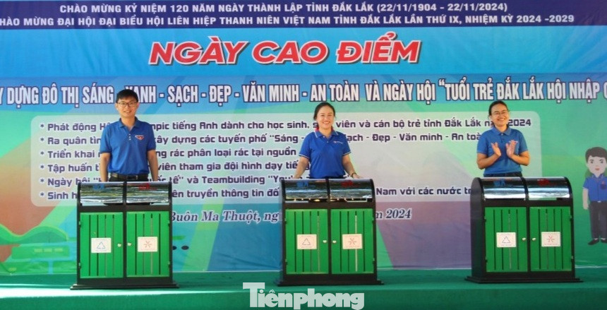 Ngày 29/6, trong khuôn khổ Ngày cao điểm “Chiến sĩ tình nguyện xây dựng đô thị sáng - xanh - sạch - đẹp - văn minh - an toàn”, Thành Đoàn Buôn Ma Thuột phối hợp với đơn vị tài trợ triển khai đặt 12 thùng rác thân thiện tại các vị trí cao điểm phân luồng rác thải.