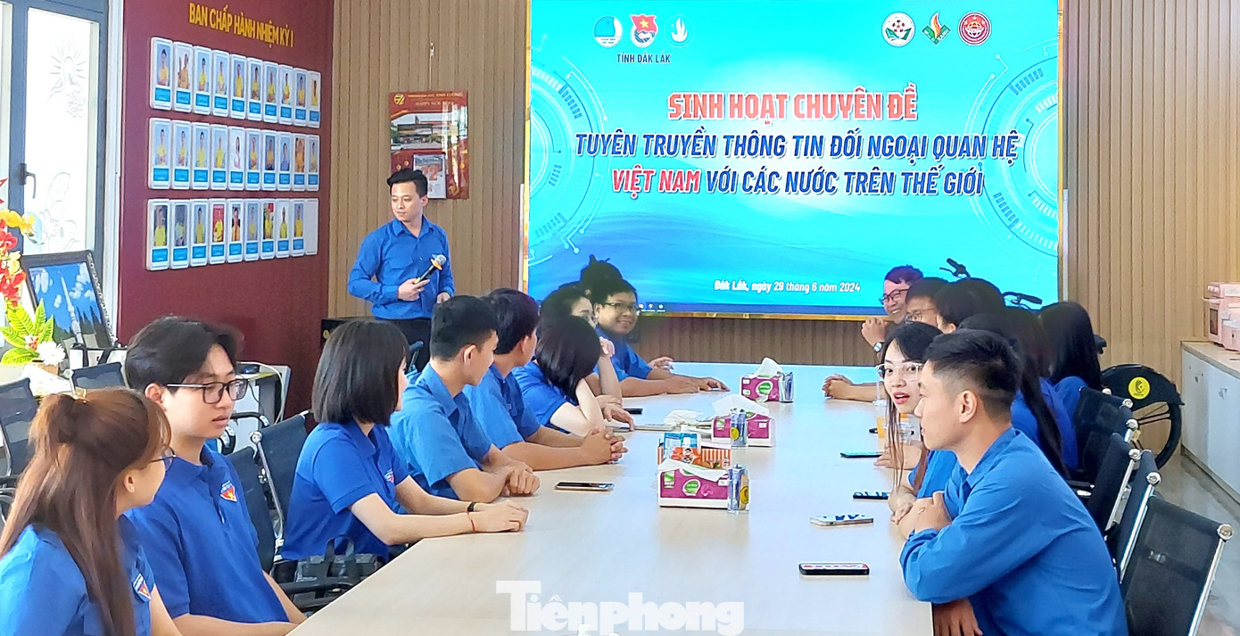 Đoàn thanh niên tham gia sinh hoạt chuyên đề tuyên truyền thông tin đối ngoại quan hệ Việt Nam với các nước trên thế giới Đoàn thanh niên tham gia sinh hoạt chuyên đề tuyên truyền thông tin đối ngoại quan hệ Việt Nam với các nước trên thế giới