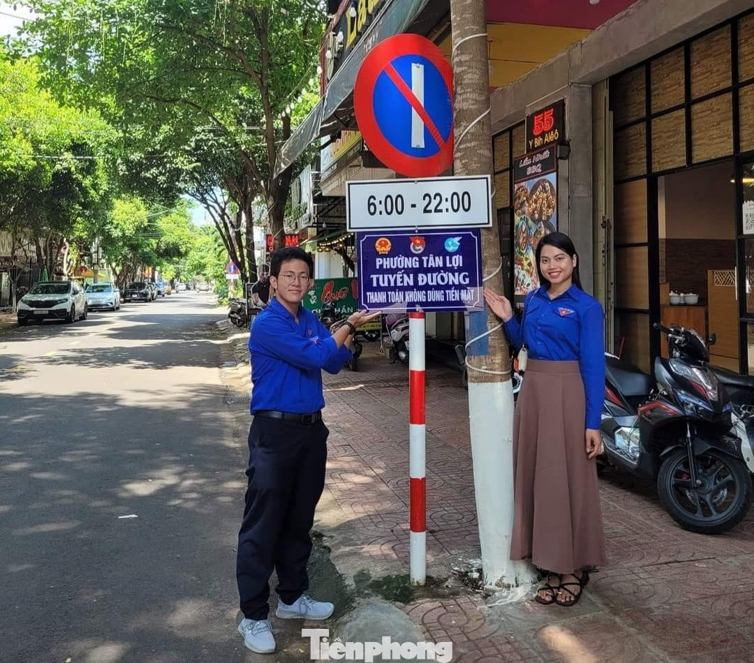 Đoàn cơ sở khối, phường ra quân tình nguyện xây dựng 13 tuyến phố “sáng – xanh – sạch – đẹp – văn minh – an toàn” với trên 200 đoàn viên thanh niên; tổng dọn vệ sinh, xóa quảng cáo, xóa bỏ các điểm rác ô nhiễm, xây dựng các tuyến đường không sử dụng tiền mặt, tuyến đường không rác thải...