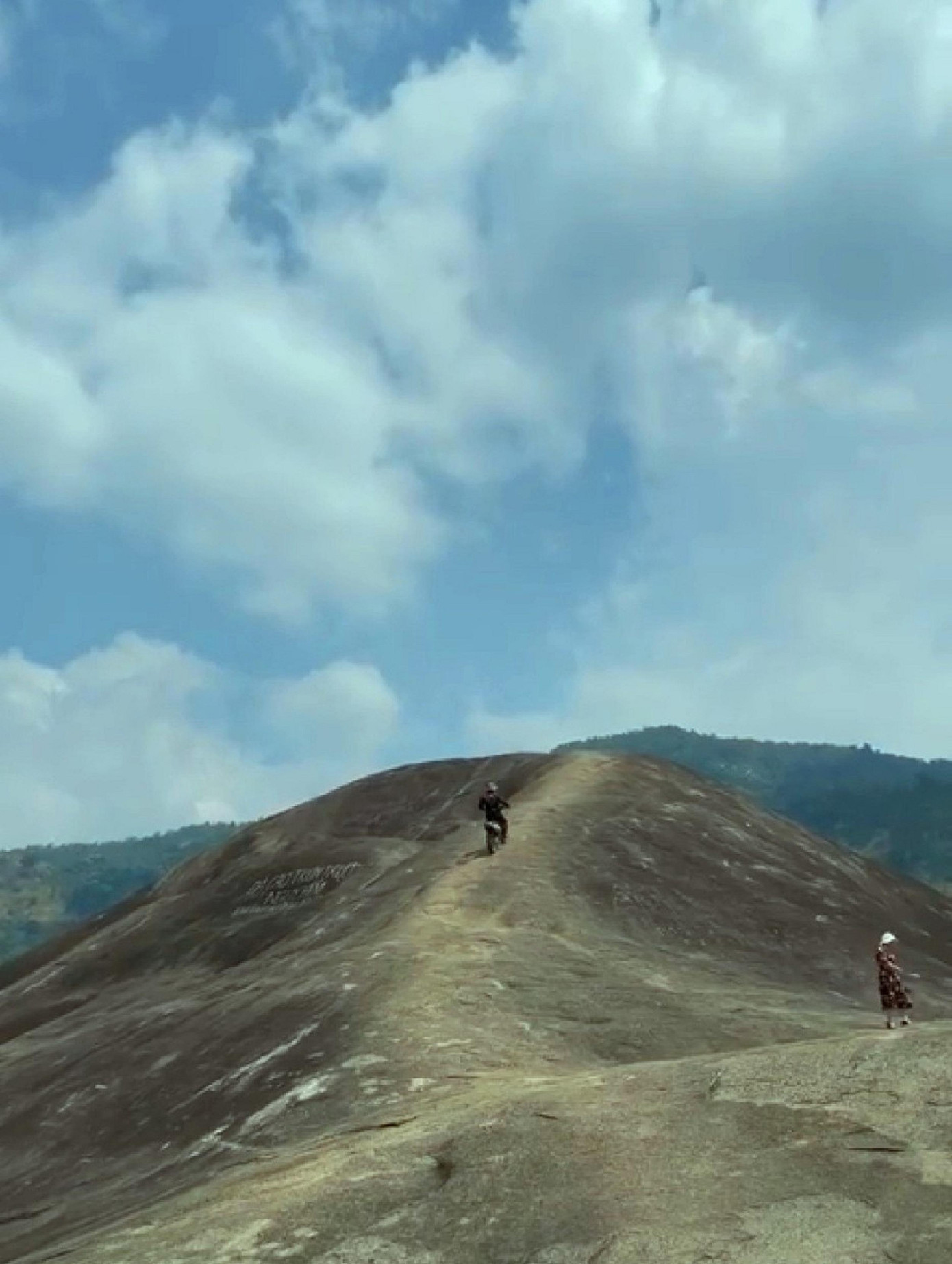 Xôn xao clip người đàn ông phi xe máy lên tảng đá voi khổng lồ ảnh 1