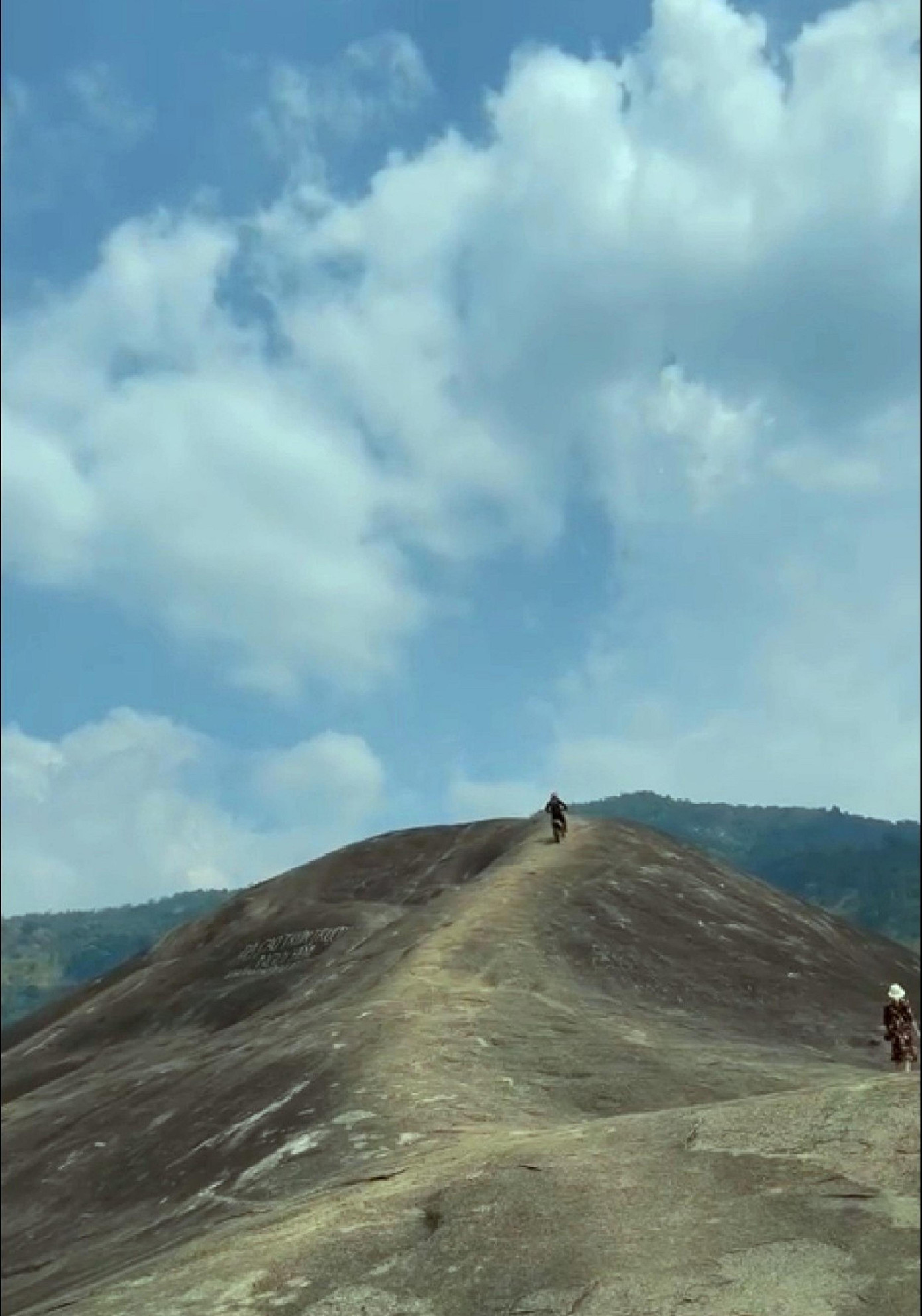 Mùa gió to đi lên lưng đá voi rất nguy hiểm