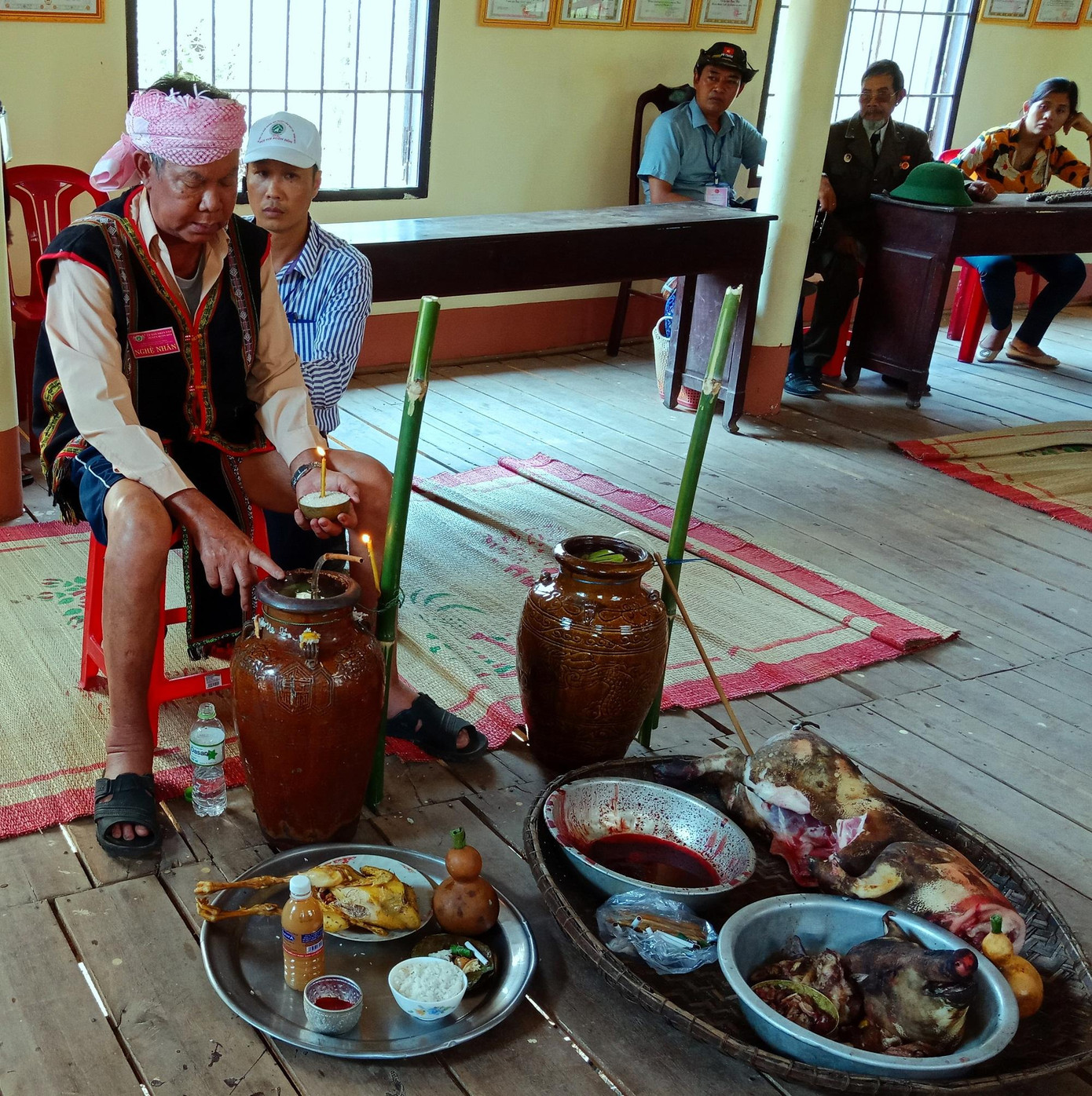 Thầy cúng chuẩn bị mâm cúng sức khỏe cho voi và chủ voi
