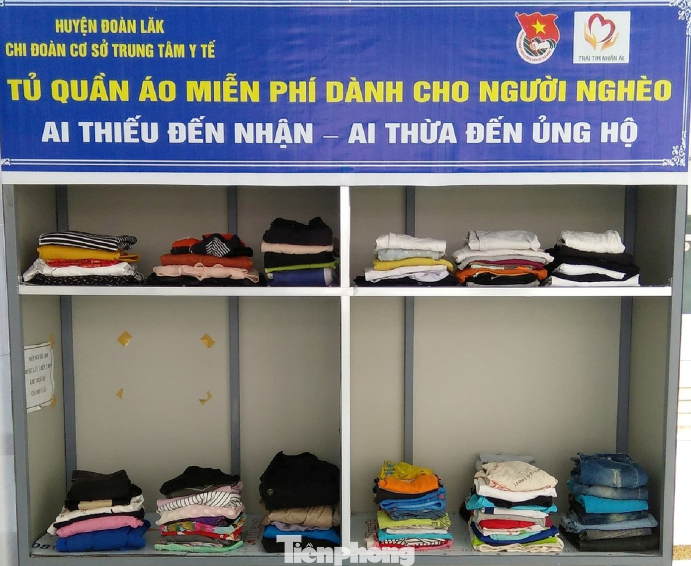 Quần áo cũ được các đoàn viên thanh niên phân loại, gấp gọn gàng Quần áo cũ được các đoàn viên thanh niên phân loại, gấp gọn gàng