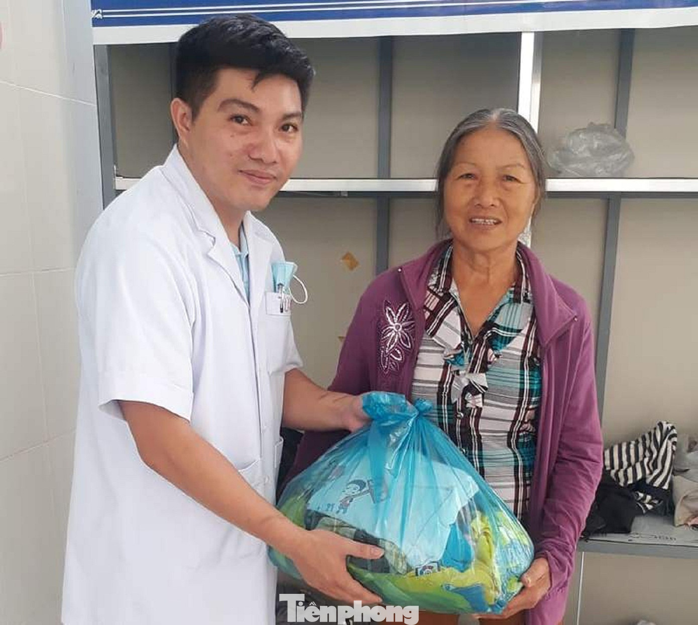 Tủ quần áo từ thiện phần nào chia sẻ những khó khăn với bệnh nhân nghèo và người nhà. Tủ quần áo từ thiện phần nào chia sẻ những khó khăn với bệnh nhân nghèo và người nhà.