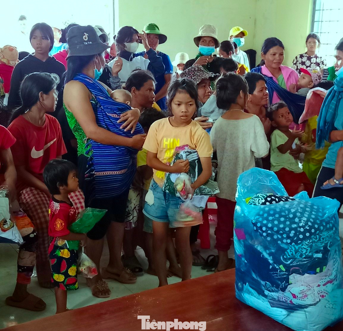 Bà con vui mừng khi được tặng quà và quần áo Bà con vui mừng khi được tặng quà và quần áo