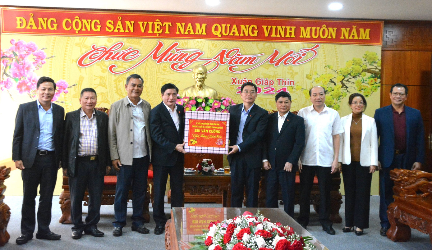 Tổng Thư ký Quốc hội Bùi Văn Cường trao quà tặng Đảng bộ, chính quyền và nhân dân tỉnh Đắk Lắk. Tổng Thư ký Quốc hội Bùi Văn Cường trao quà tặng Đảng bộ, chính quyền và nhân dân tỉnh Đắk Lắk.