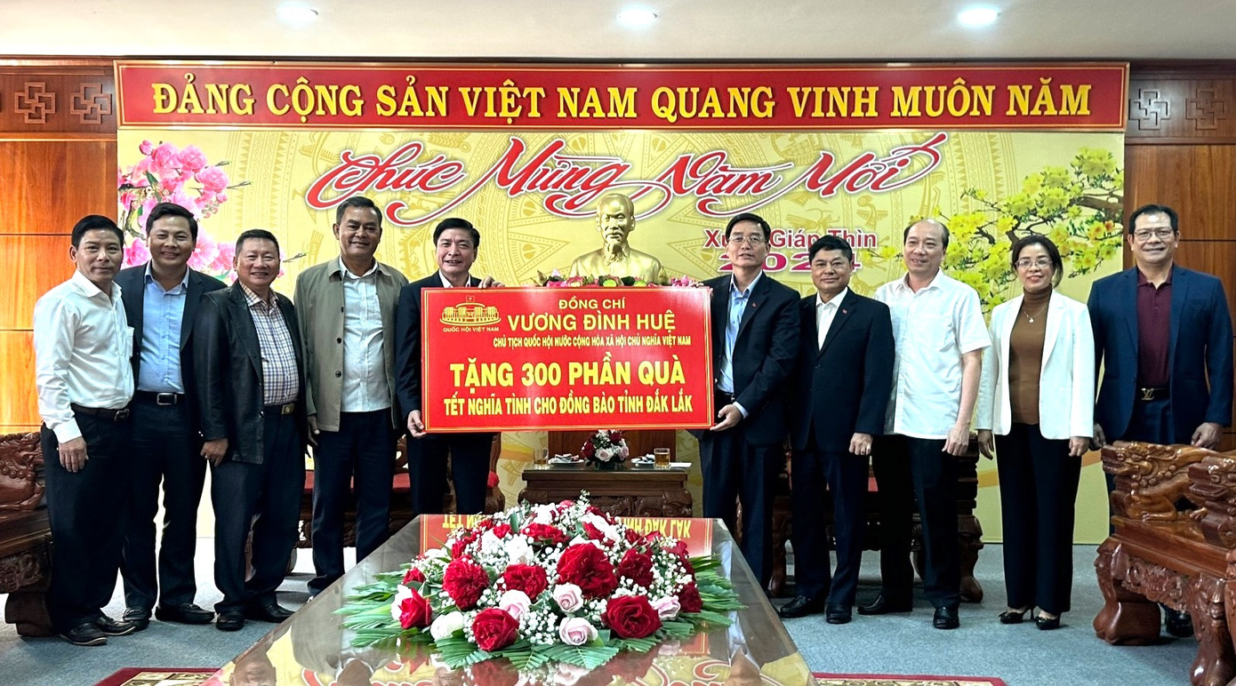 Tổng thư ký Quốc hội Bùi Văn Cường trao tượng trưng 300 suất quà Tết tặng tỉnh Đắk Lắk. Tổng thư ký Quốc hội Bùi Văn Cường trao tượng trưng 300 suất quà Tết tặng tỉnh Đắk Lắk.
