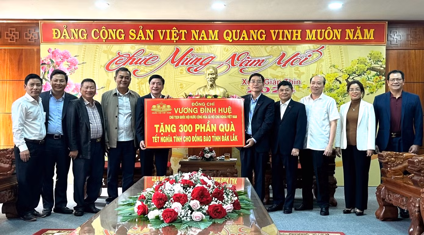 Tổng thư ký Quốc hội Bùi Văn Cường trao tượng trưng 300 suất quà Tết tặng tỉnh Đắk Lắk.