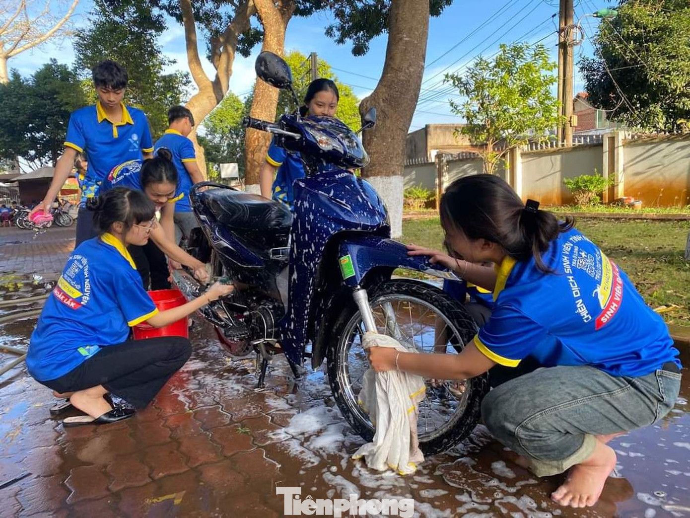 Tình nguyện viên rửa xe gây quỹ