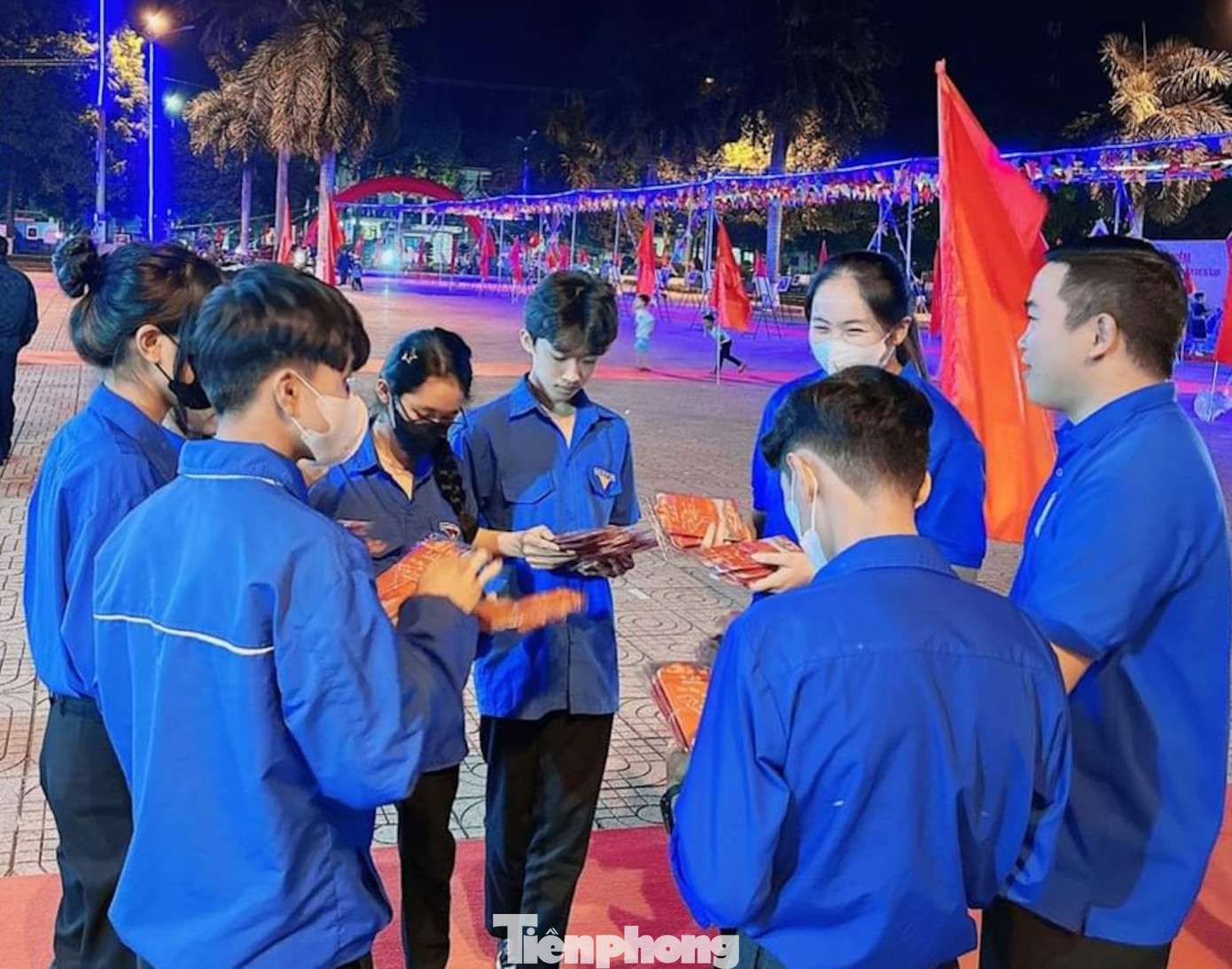 Đội hình tình nguyện huyện Cư M'gar bán bao lì xì gây quỹ