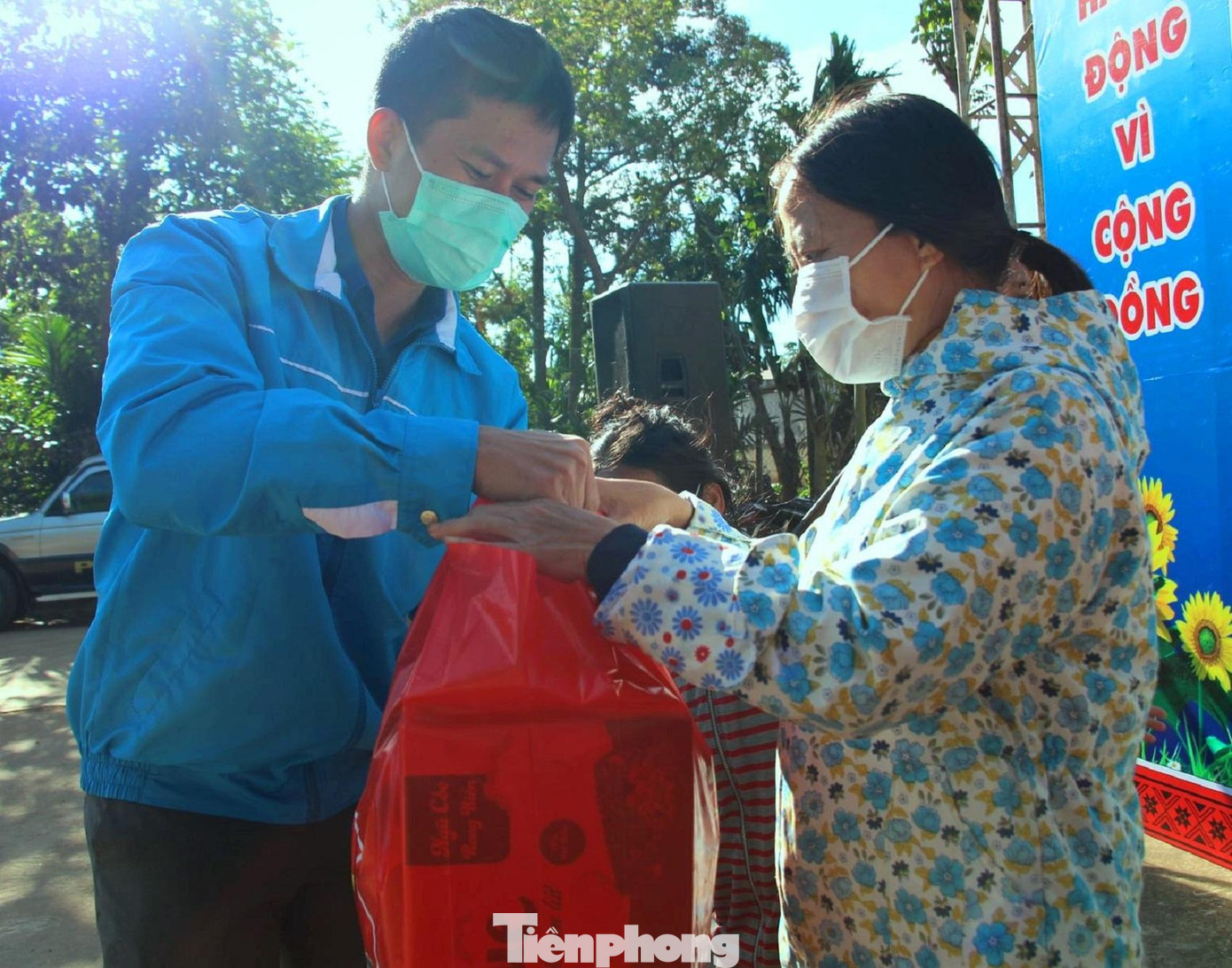 Đại diện lãnh đạo Tỉnh đoàn tặng quà cho người dân khó khăn Đại diện lãnh đạo Tỉnh đoàn tặng quà cho người dân khó khăn