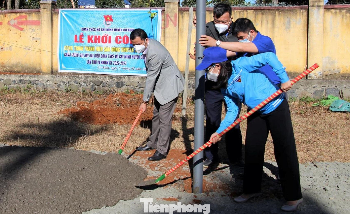 Các đại biểu tham gia khởi công xây dựng sân bóng chuyền Các đại biểu tham gia khởi công xây dựng sân bóng chuyền