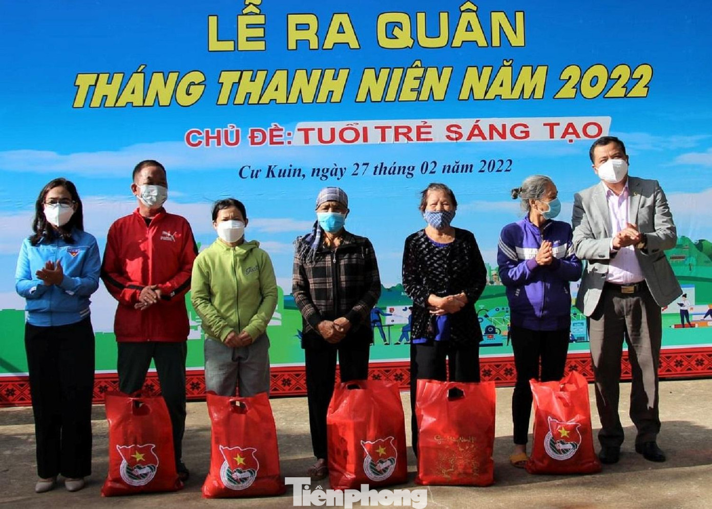 Các hộ gia đình khó khăn nhận quà trong lễ ra quân Tháng Thanh niên Các hộ gia đình khó khăn nhận quà trong lễ ra quân Tháng Thanh niên