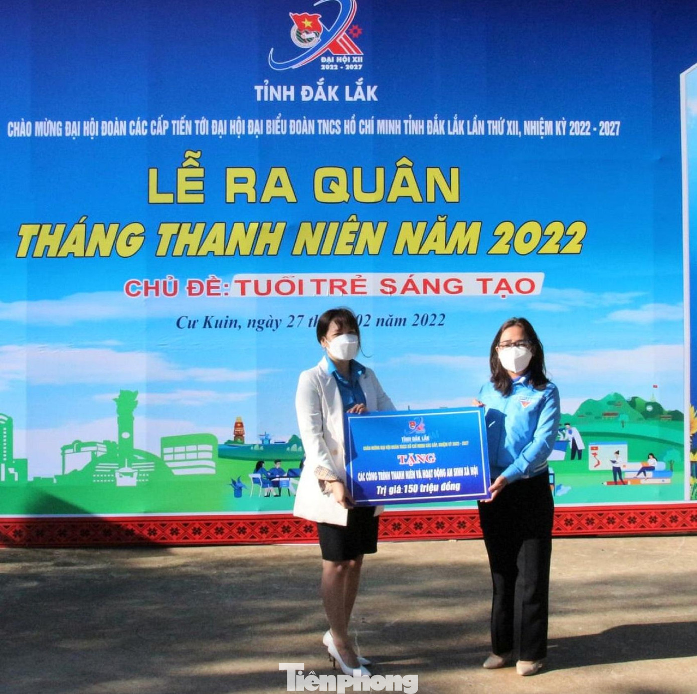 Bí thư Tỉnh đoàn H'Giang Niê (phải) trao bảng tượng trưng các công trình thanh niên và các hoạt động xã hội Bí thư Tỉnh đoàn H'Giang Niê (phải) trao bảng tượng trưng các công trình thanh niên và các hoạt động xã hội