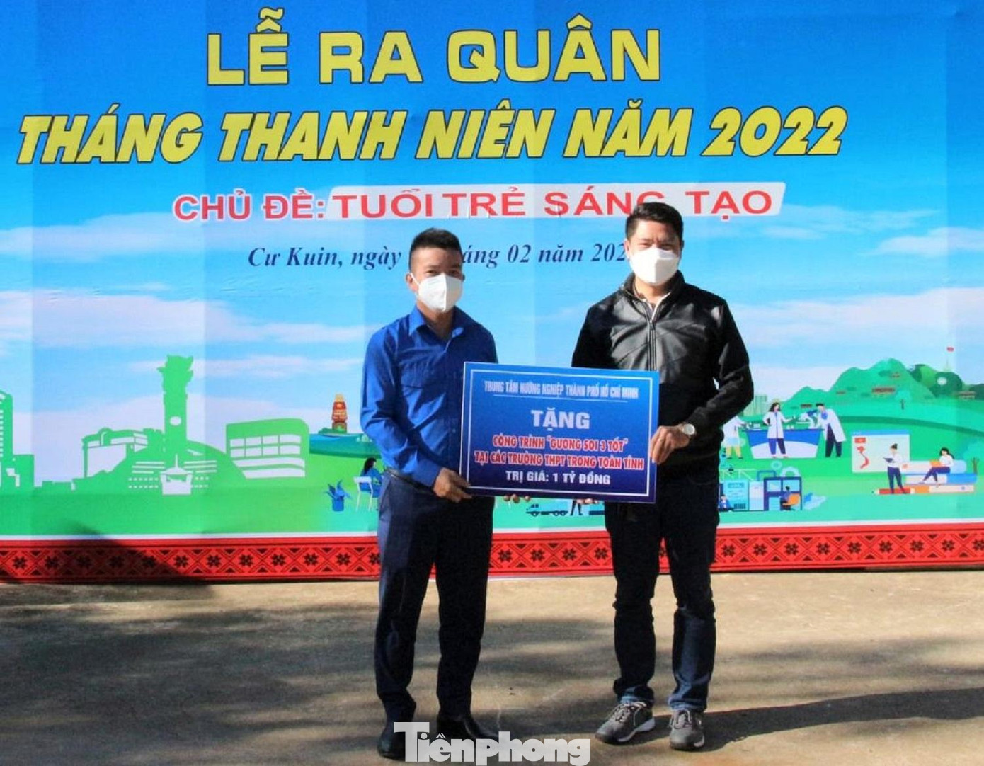 Phó Bí thư Tỉnh đoàn Trần Doãn Tới (trái) nhận bảng tượng trưng công trình thanh niên 'Gương soi 3 tốt' Phó Bí thư Tỉnh đoàn Trần Doãn Tới (trái) nhận bảng tượng trưng công trình thanh niên 'Gương soi 3 tốt'