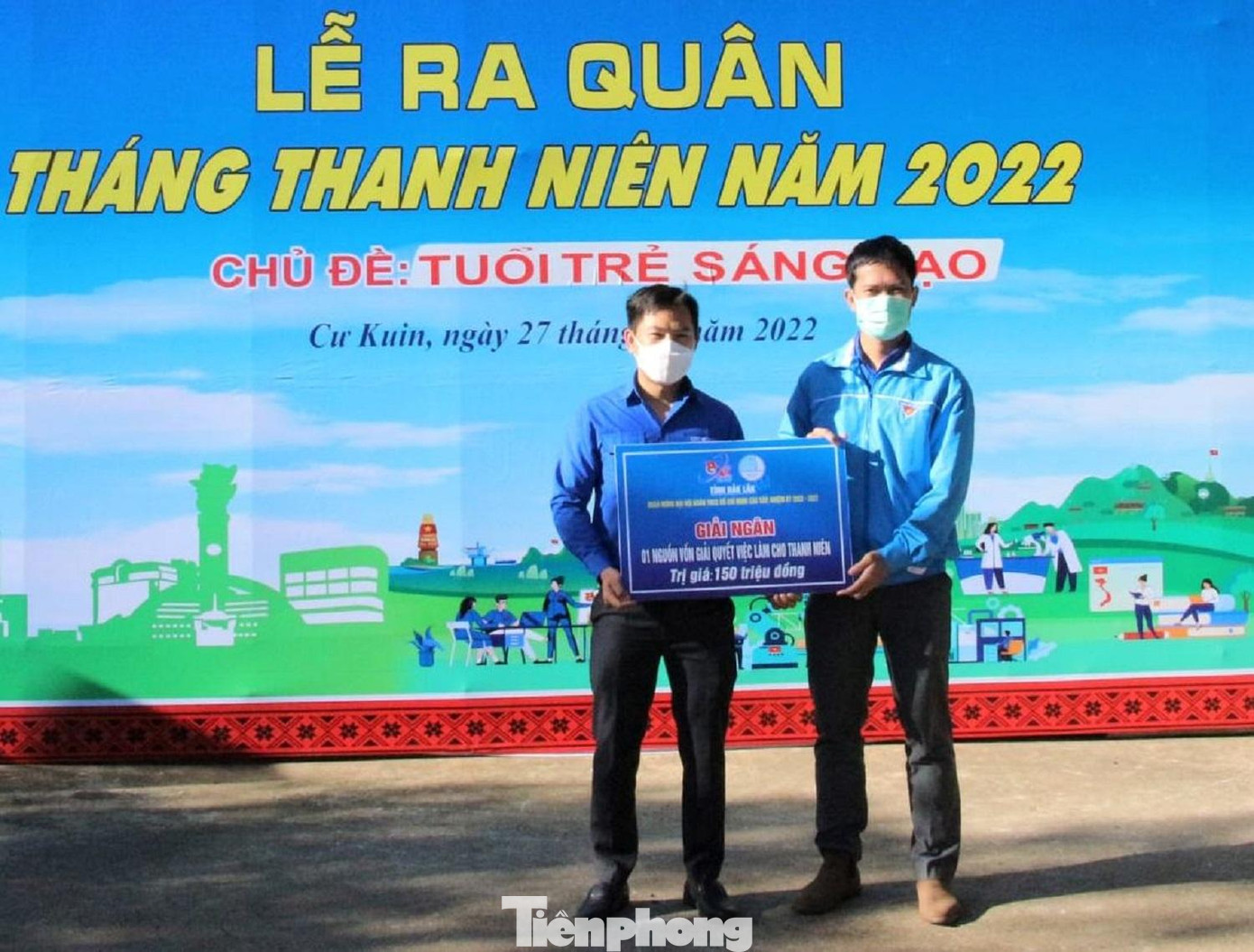 Phó Bí thư thường trực Tỉnh Đoàn Y Lê Pas Tơ (phải) trao bảng tượng trưng giải ngân 1 nguồn vốn giải quyết việc làm cho thanh niên huyện Cư Kuin Phó Bí thư thường trực Tỉnh Đoàn Y Lê Pas Tơ (phải) trao bảng tượng trưng giải ngân 1 nguồn vốn giải quyết việc làm cho thanh niên huyện Cư Kuin