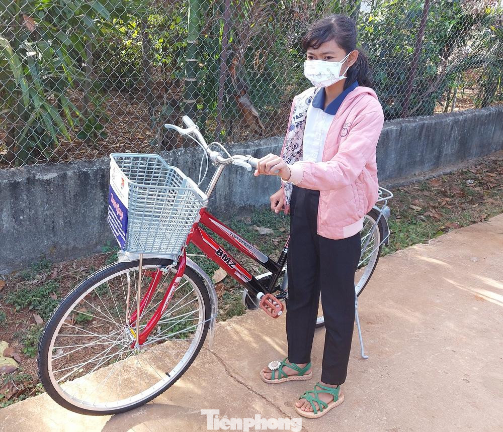 Học sinh H Rê Zôn xúc động khi được nhận xe đạp Học sinh H Rê Zôn xúc động khi được nhận xe đạp