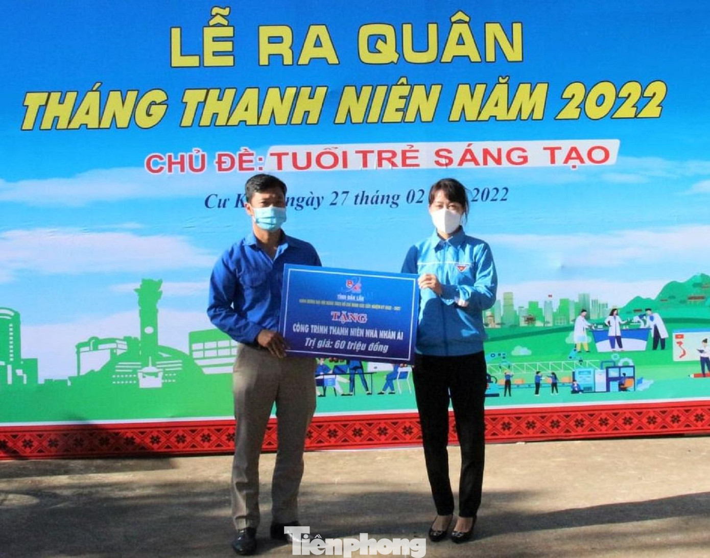 Phó Bí thư Tỉnh đoàn Phan Thị Trinh trao bảng tượng trưng công trình thanh niên nhà nhân ái Phó Bí thư Tỉnh đoàn Phan Thị Trinh trao bảng tượng trưng công trình thanh niên nhà nhân ái