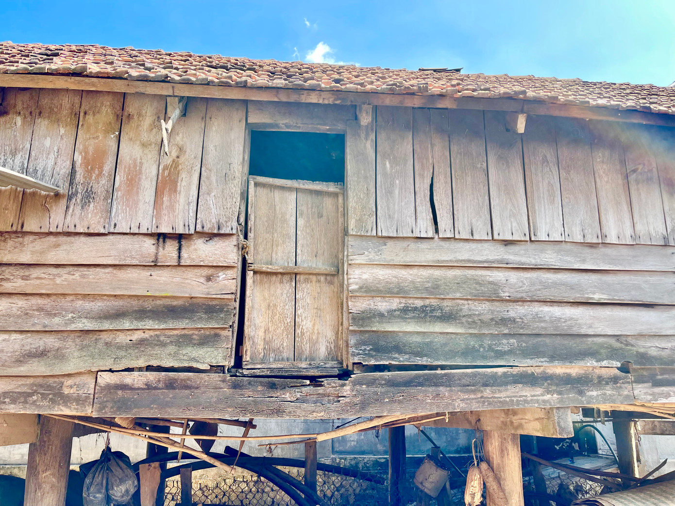 Một ngôi nhà sàn cổ có những miếng gỗ bị mục Một ngôi nhà sàn cổ có những miếng gỗ bị mục