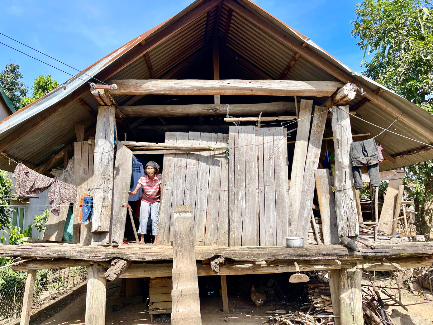 Bà HDuar-ÊBan trong căn nhà sàn lâu đời xập xệ của mình Bà HDuar-ÊBan trong căn nhà sàn lâu đời xập xệ của mình