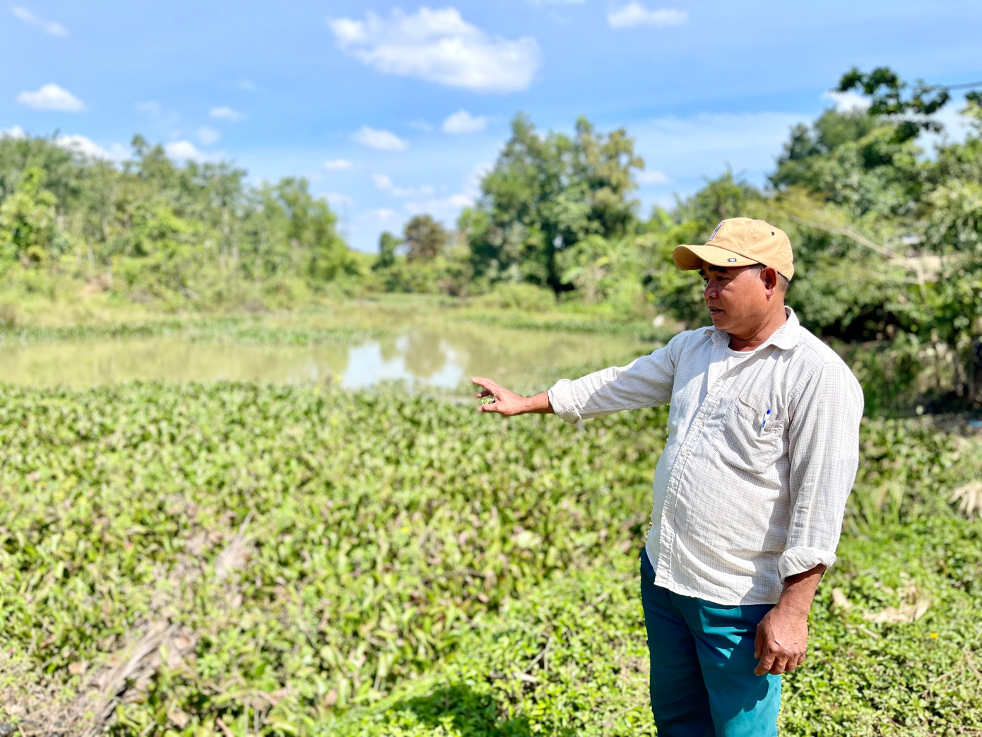 Trưởng buôn YBa-KTul chụp hình tại khu vực bến nước Trưởng buôn YBa-KTul chụp hình tại khu vực bến nước